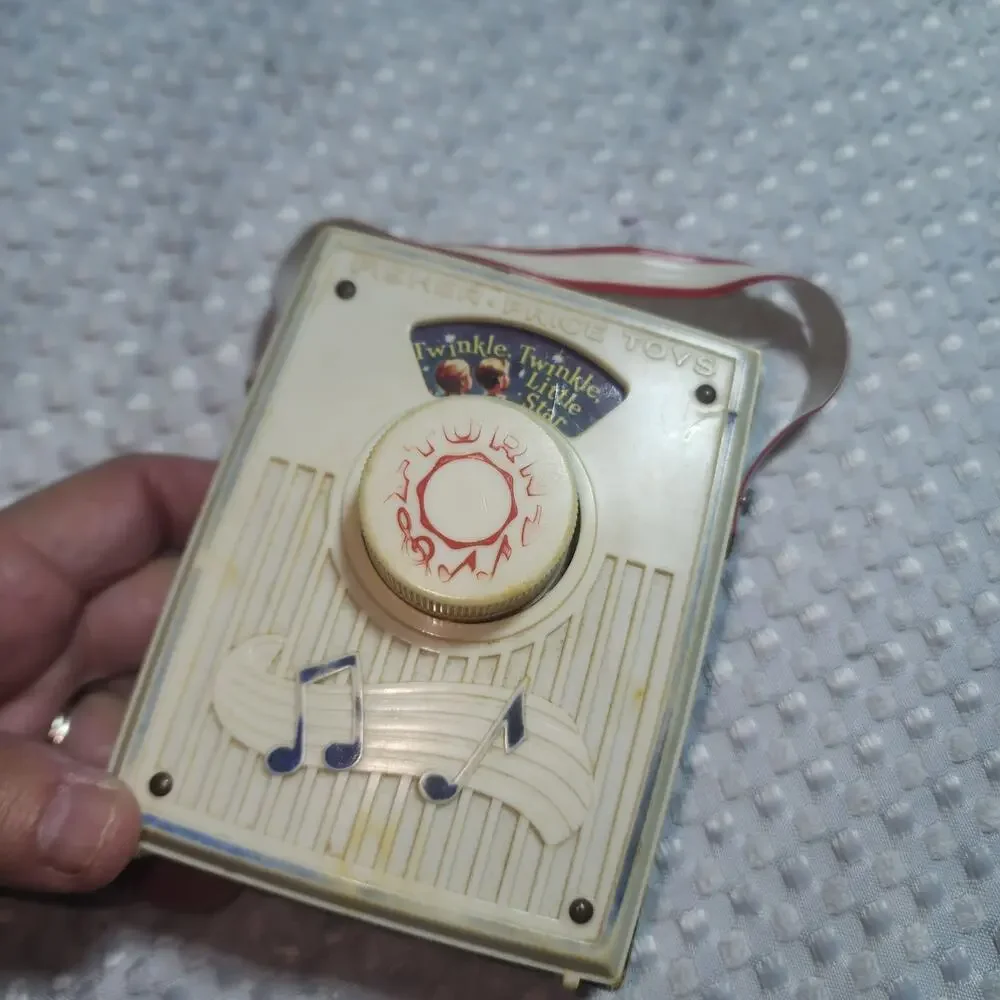 VINTAGE FISHER PRICE TWINKLE TWINKLE LITTLE STAR MUSIC POCKET RADIO TOY